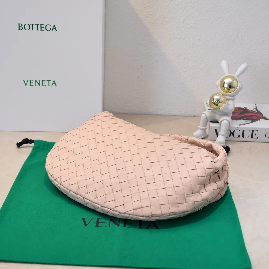 Batch 1460 BV Bottega Veneta 2022 Early Spring New Ladies Medium JODIE Handbag BV Bag 🔥The new method is to round the corners on the original basis and knot the round hobo bag with classic woven leather. The most iconic triangular pull-out design, using sheepskin draped soft shape, is super suitable for concave shapes~ Jodie feels really gentle to people, and is definitely the best item for daily matching. It has the same weave, new elements and twists, and is versatile. It is the new favorite of street style Internet celebrities! Size: 36*21*13 Model: 6697